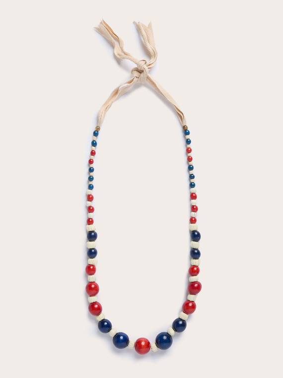 Long necklace with wooden and raffia beads