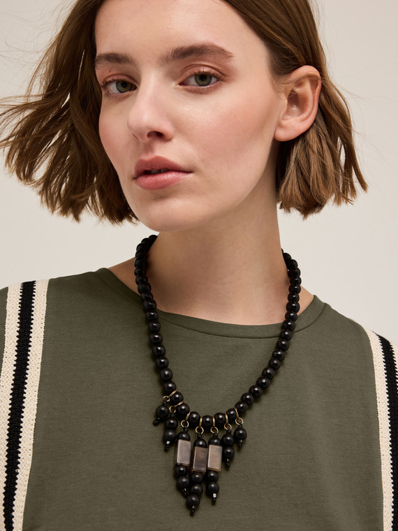 Collana girocollo con perline in legno e pendenti