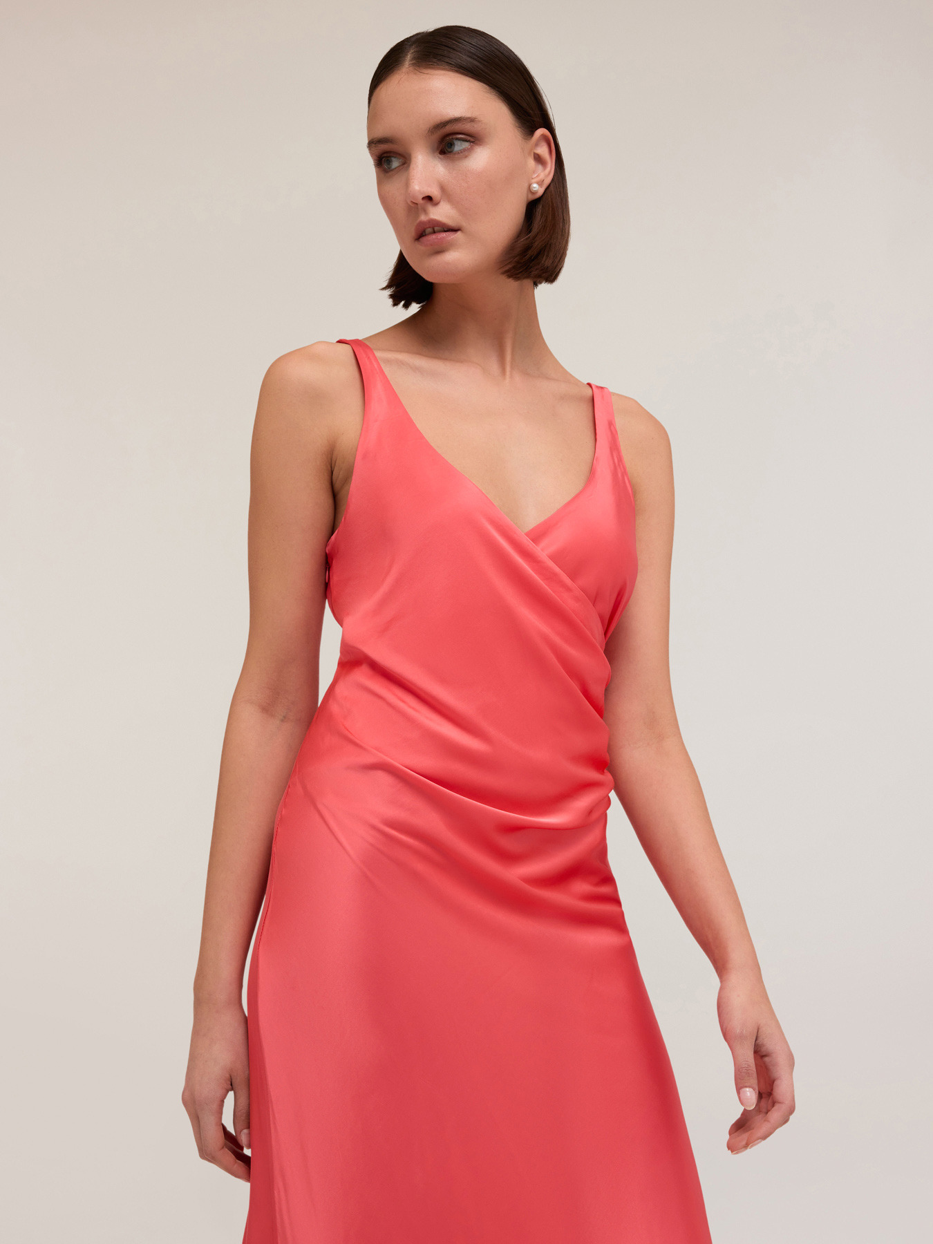 Vestido cruzado de raso el&aacute;stico image number 2