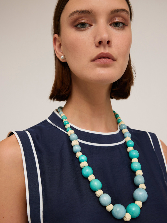 Collana lunga con perline in legno e rafia