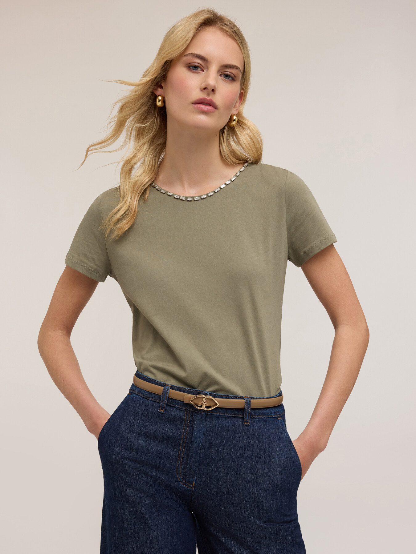 Camiseta con escote en la espalda y piedras image number 2