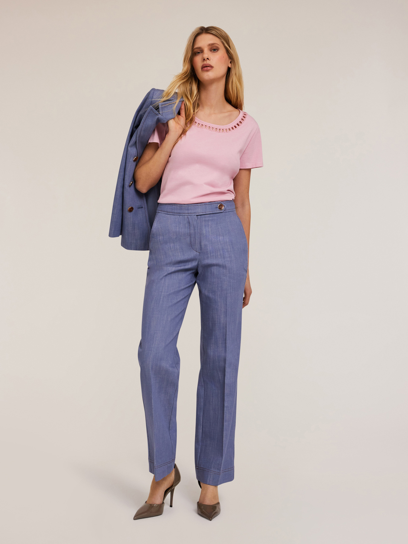 Camiseta con escote bordado image number 3