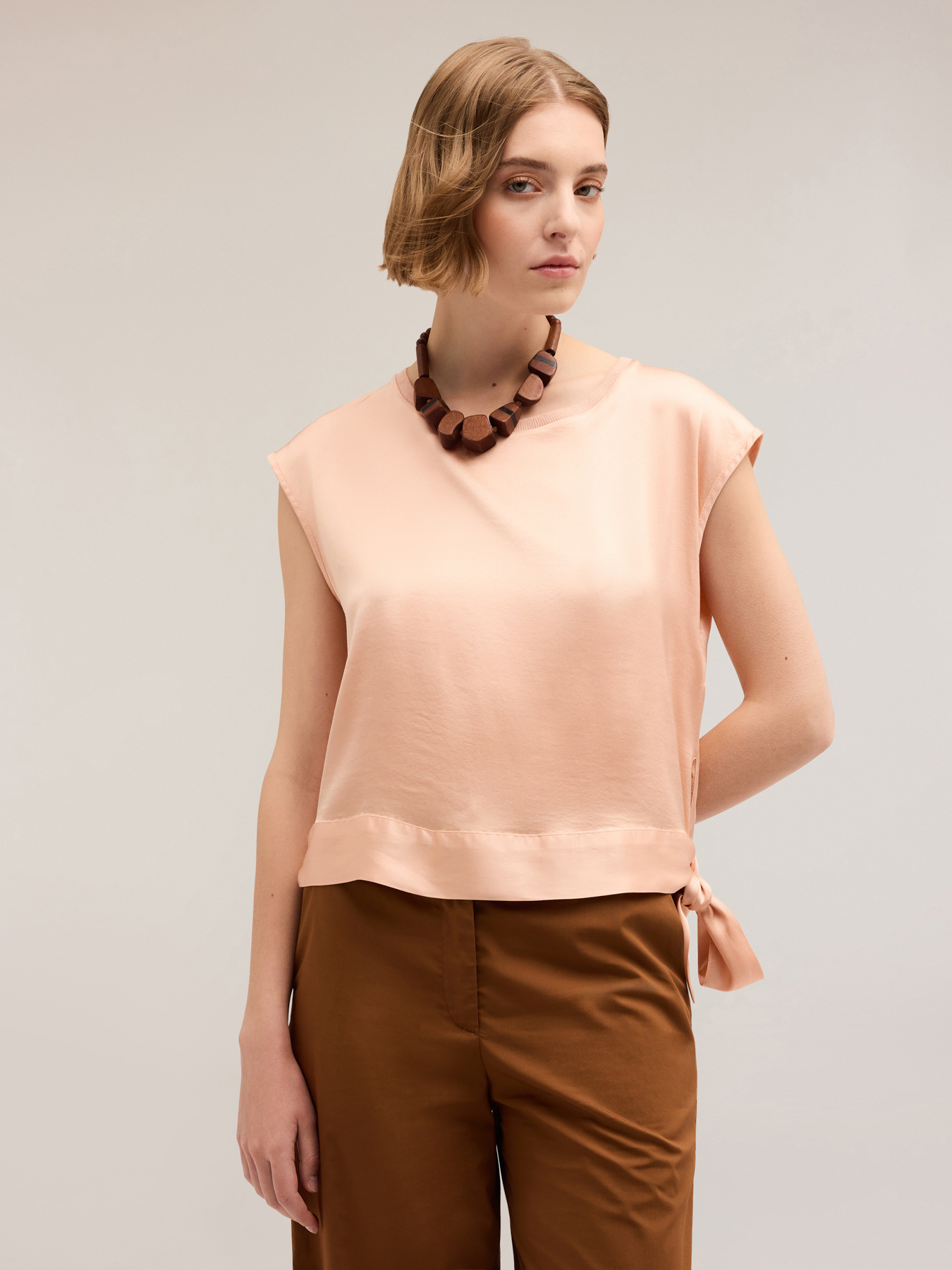 Blusa in raso con nodo image number 0