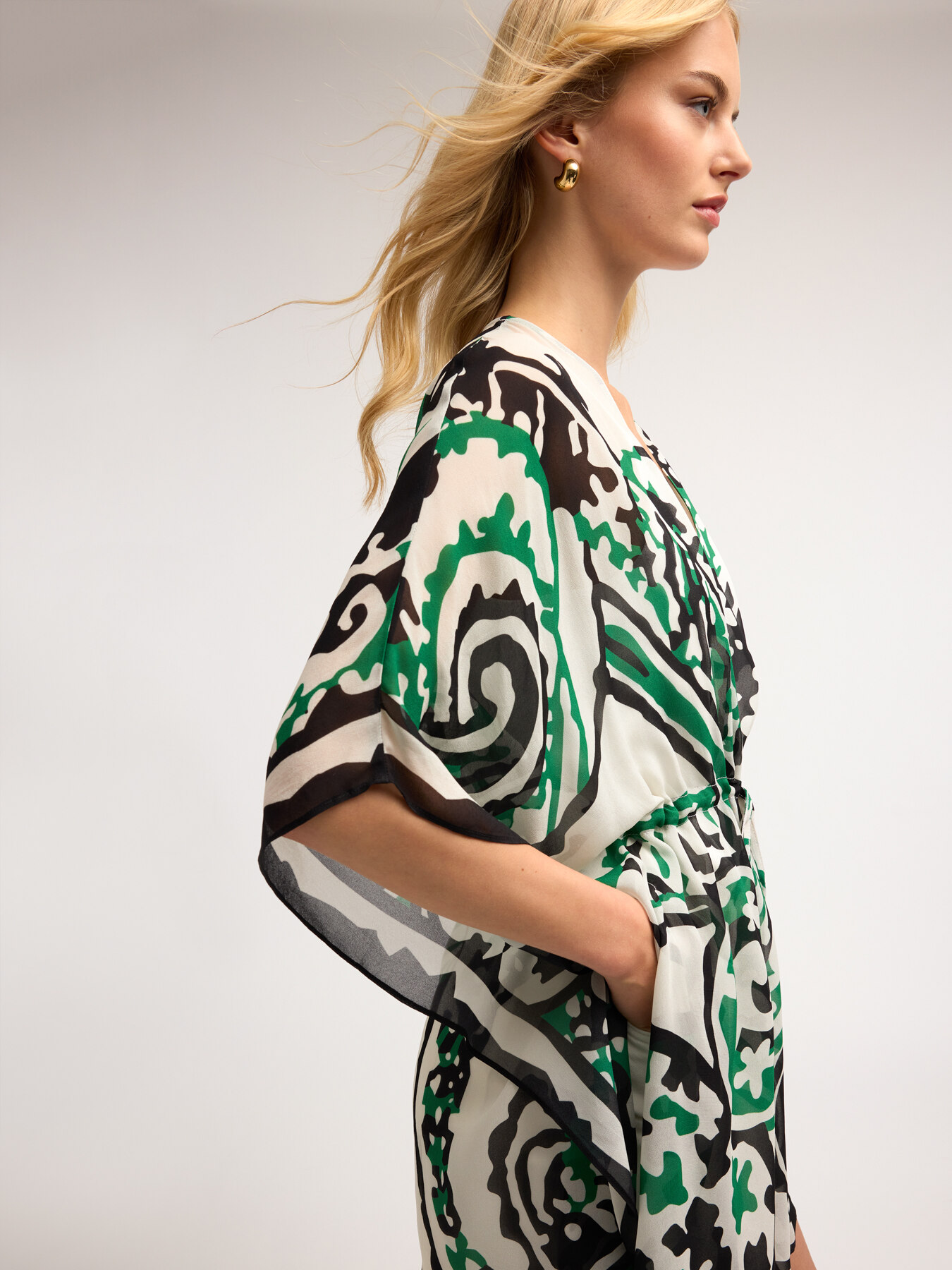 Poncho in georgette fantasia paisley image number 2