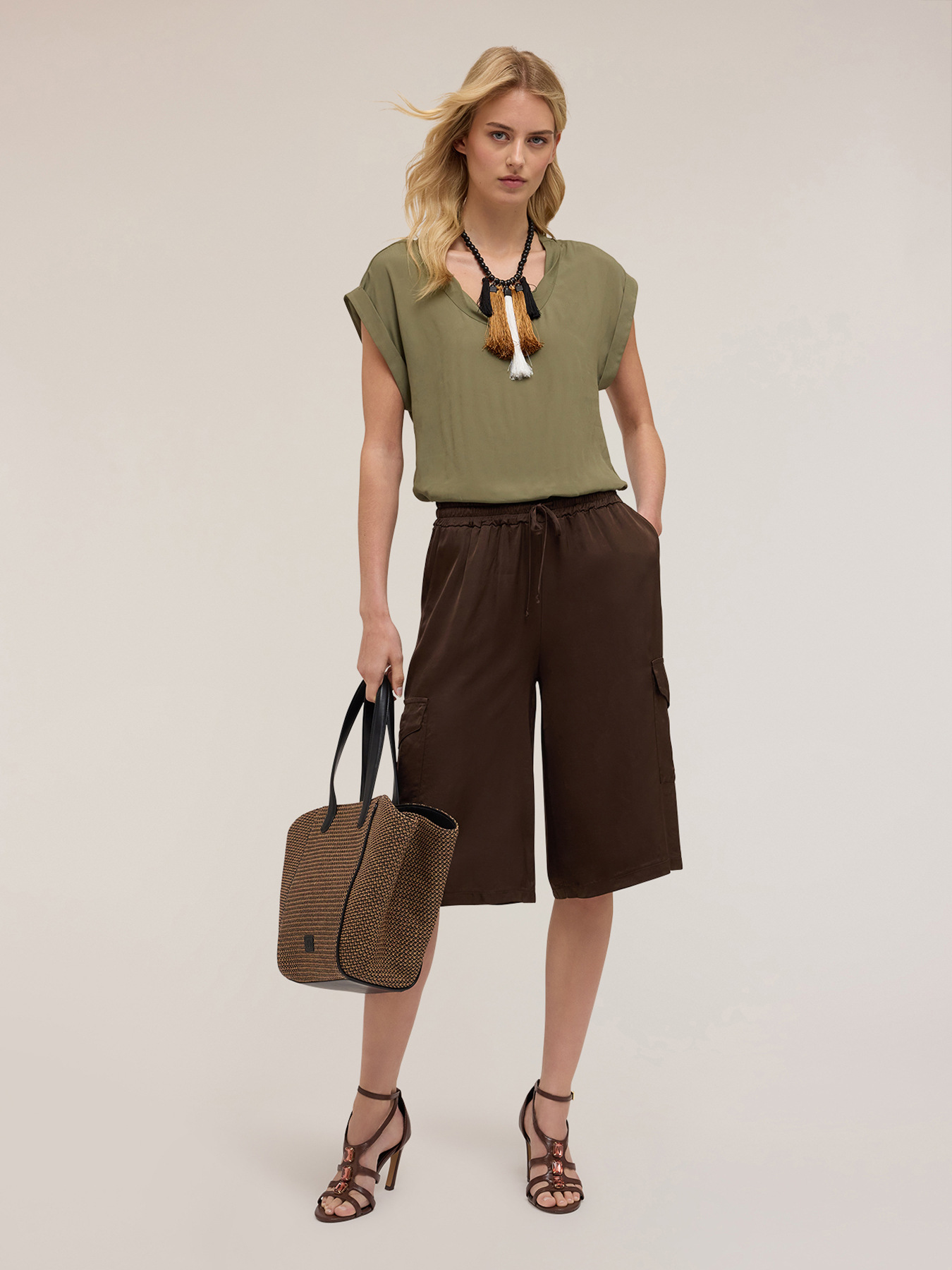 Blusa con borde retorcido image number 1