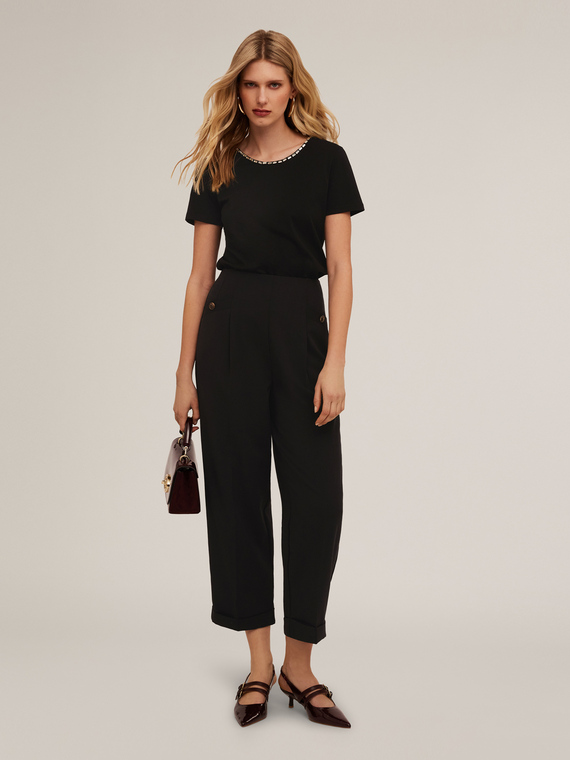 Camiseta con escote en la espalda y piedras