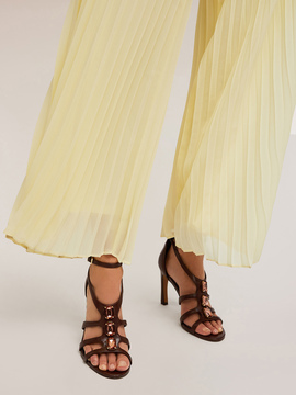 Sandals with stones