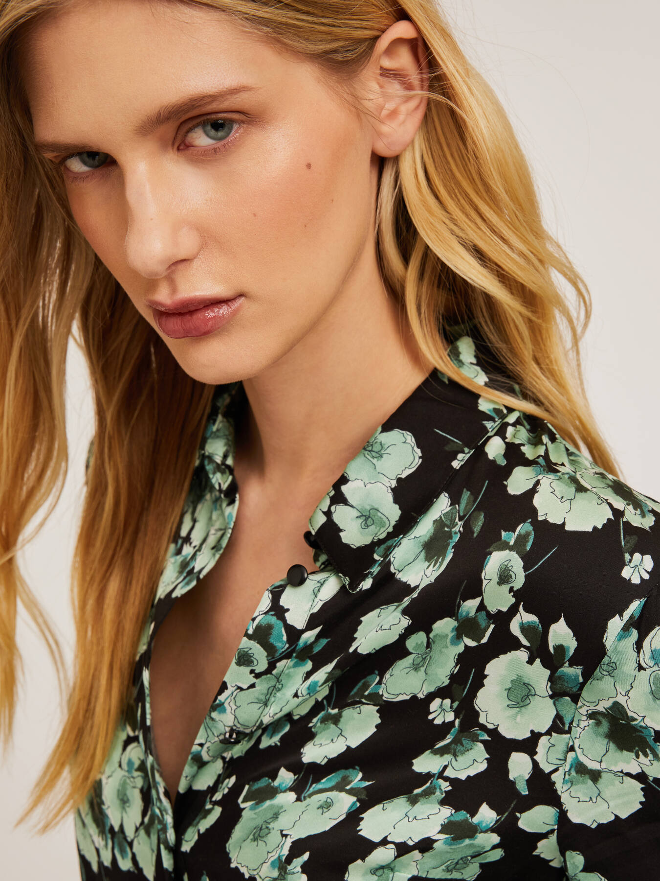 Camisa de raso con estampado de flores image number 2