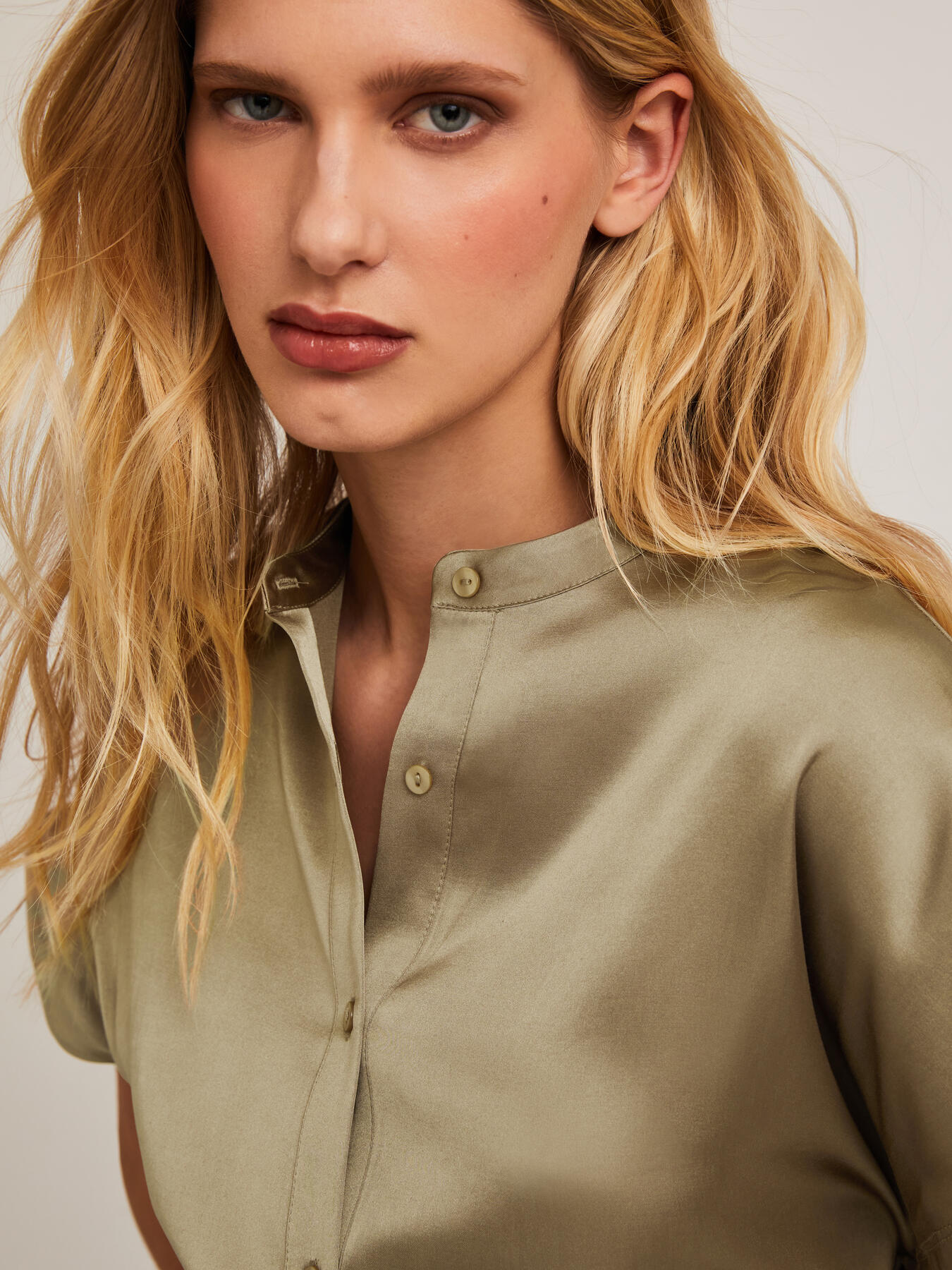 Blusa bimaterica con colletto alla coreana image number 2