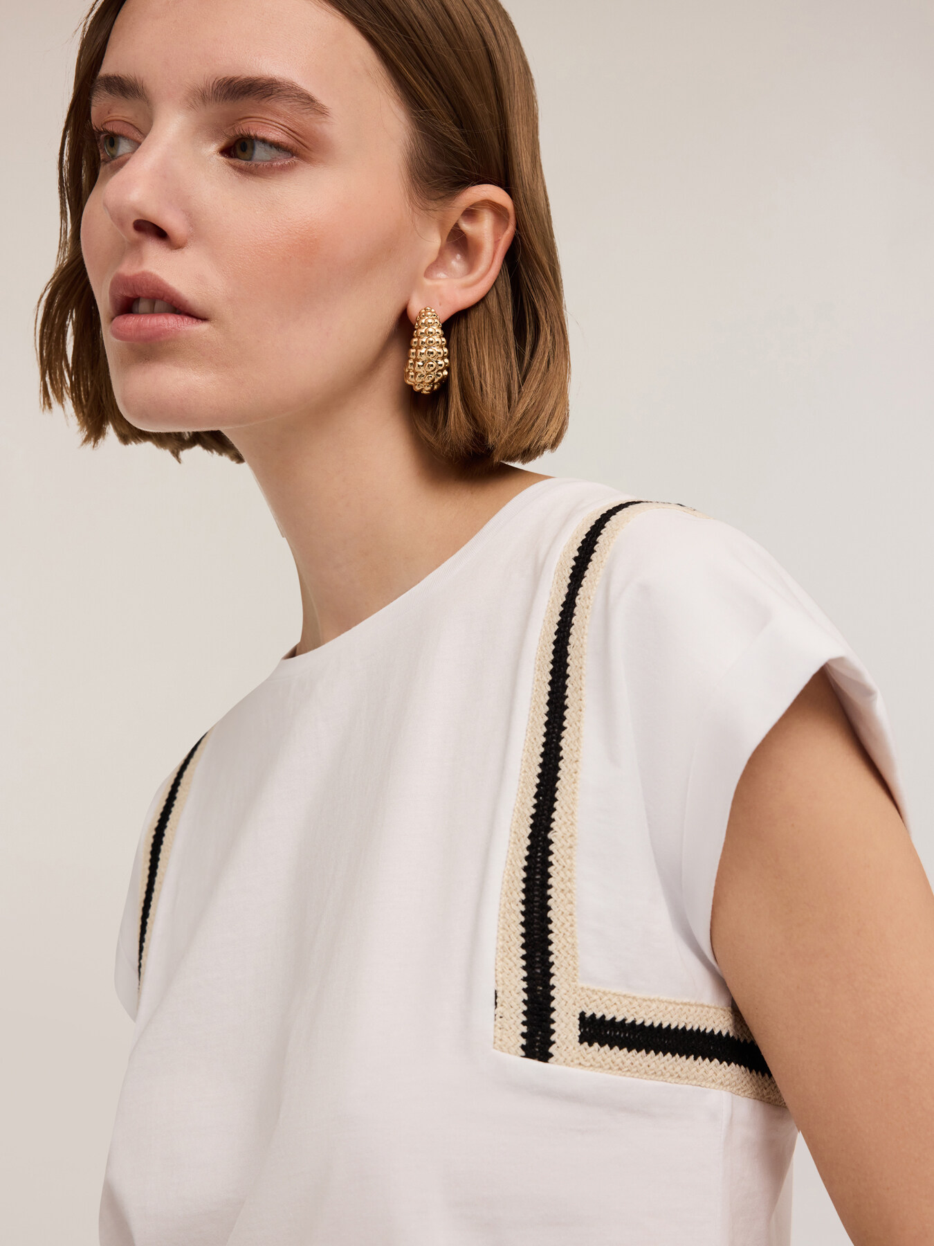 Camiseta con pasamaner&iacute;a de crochet image number 2