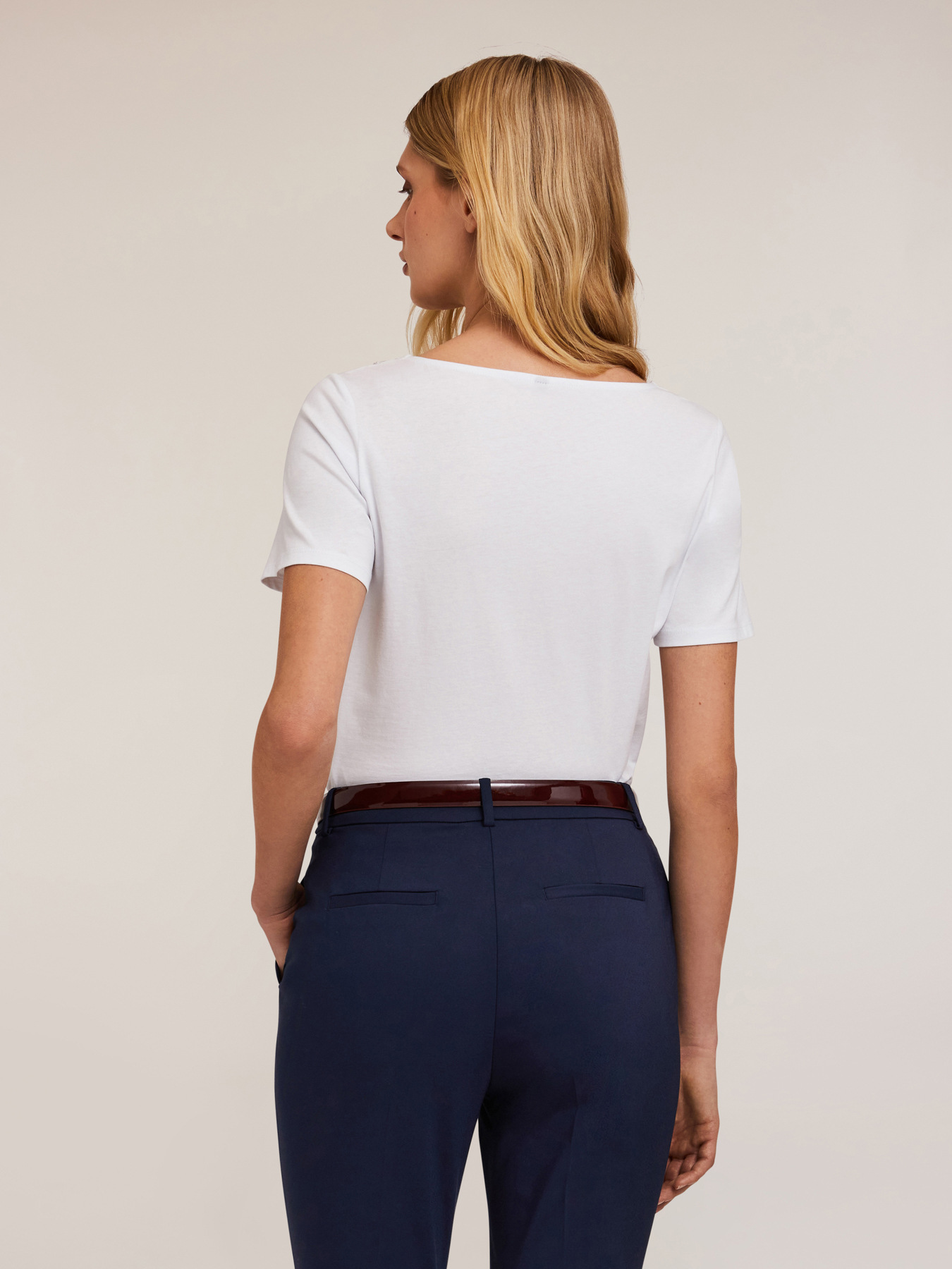 T-shirt con scollatura ricamata image number 1