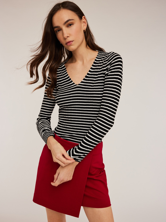 Maglia a coste tridimensionali scollo a v