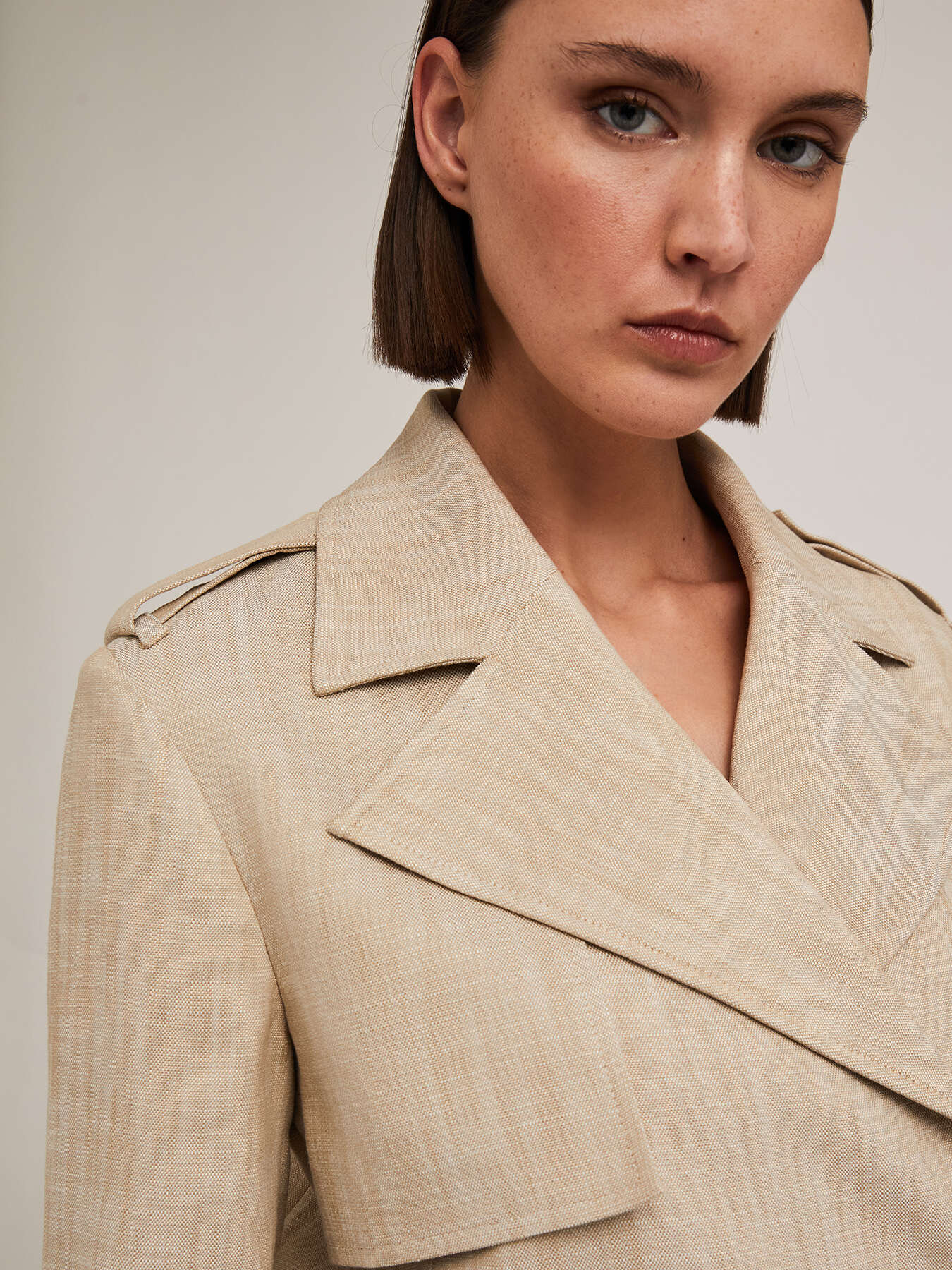 Chaqueta corta de doble botonadura en poliviscosa image number 3