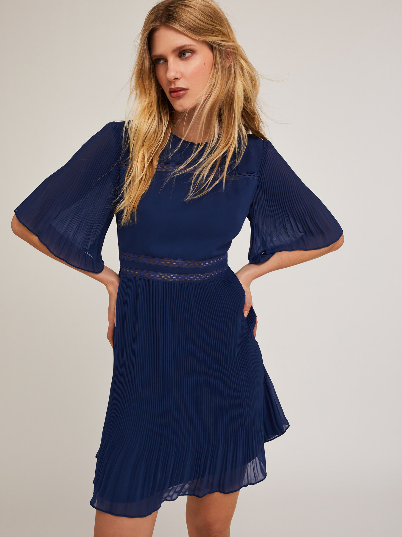 Vestito ricamato con dettagli pliss&eacute; image number 0