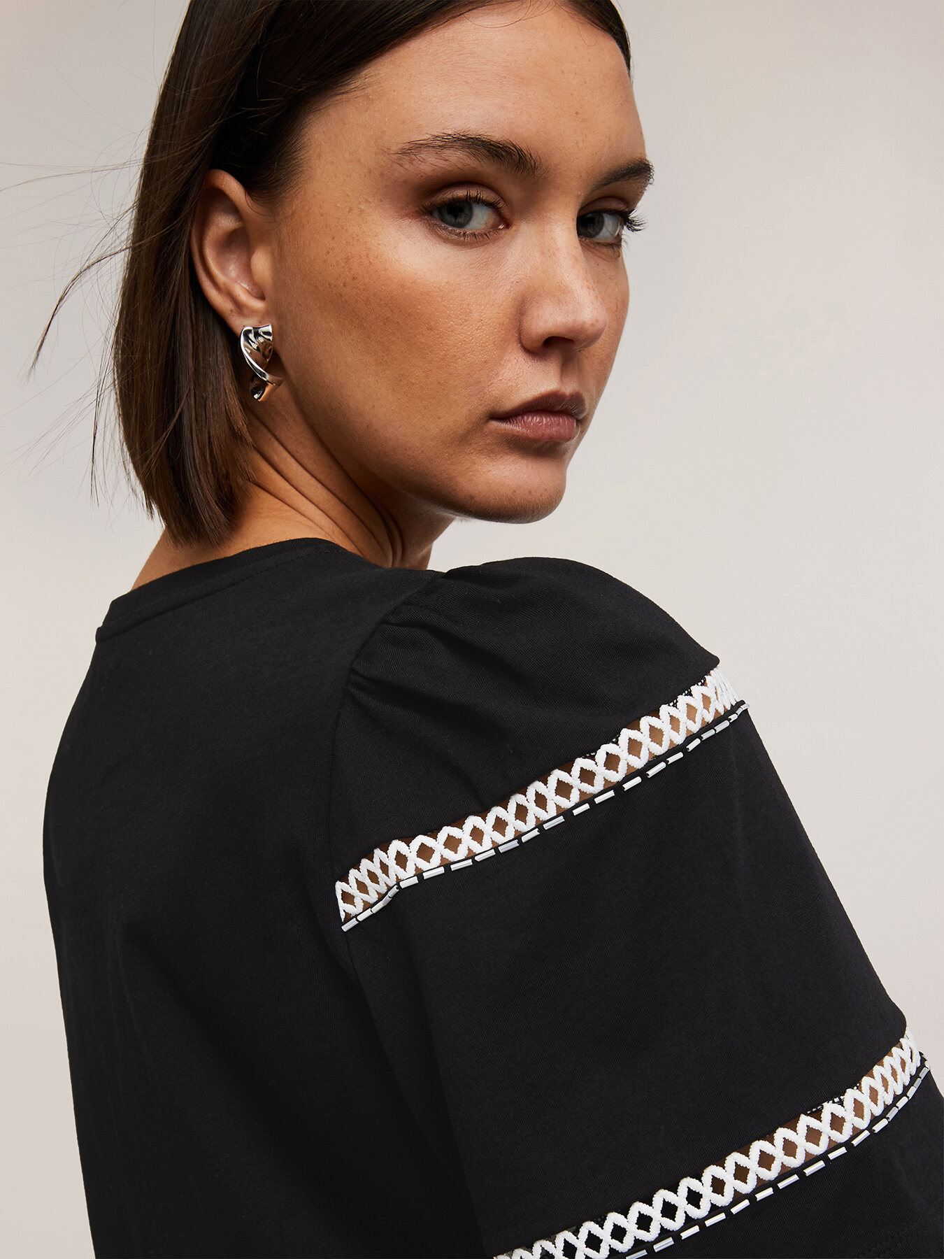 T-Shirt mit bestickten &Auml;rmeln image number 3