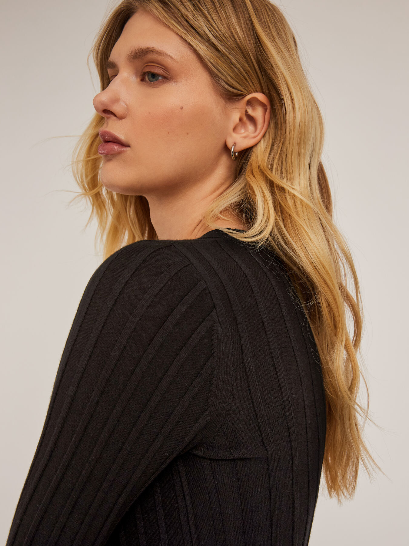 3D rib knit sweater with V-neck image number 3