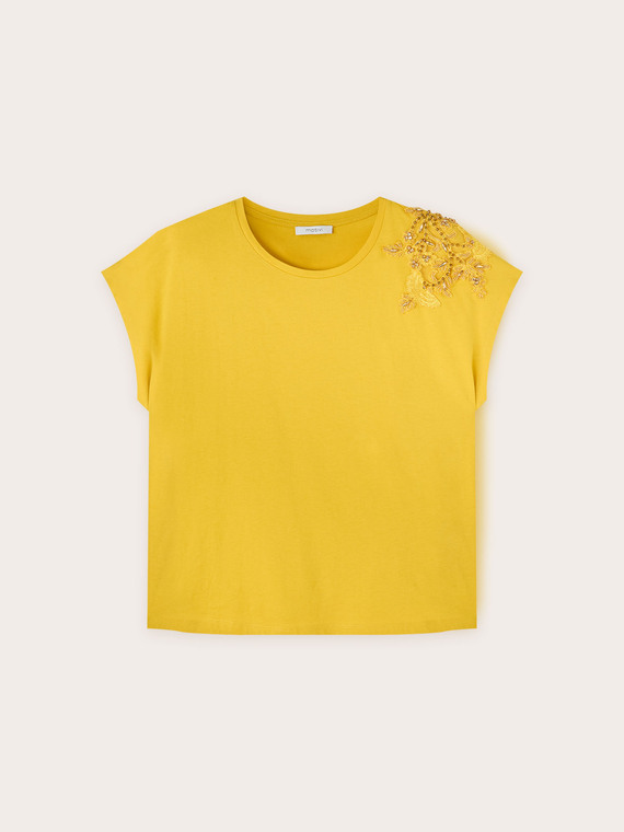 T-shirt with embroidered patch