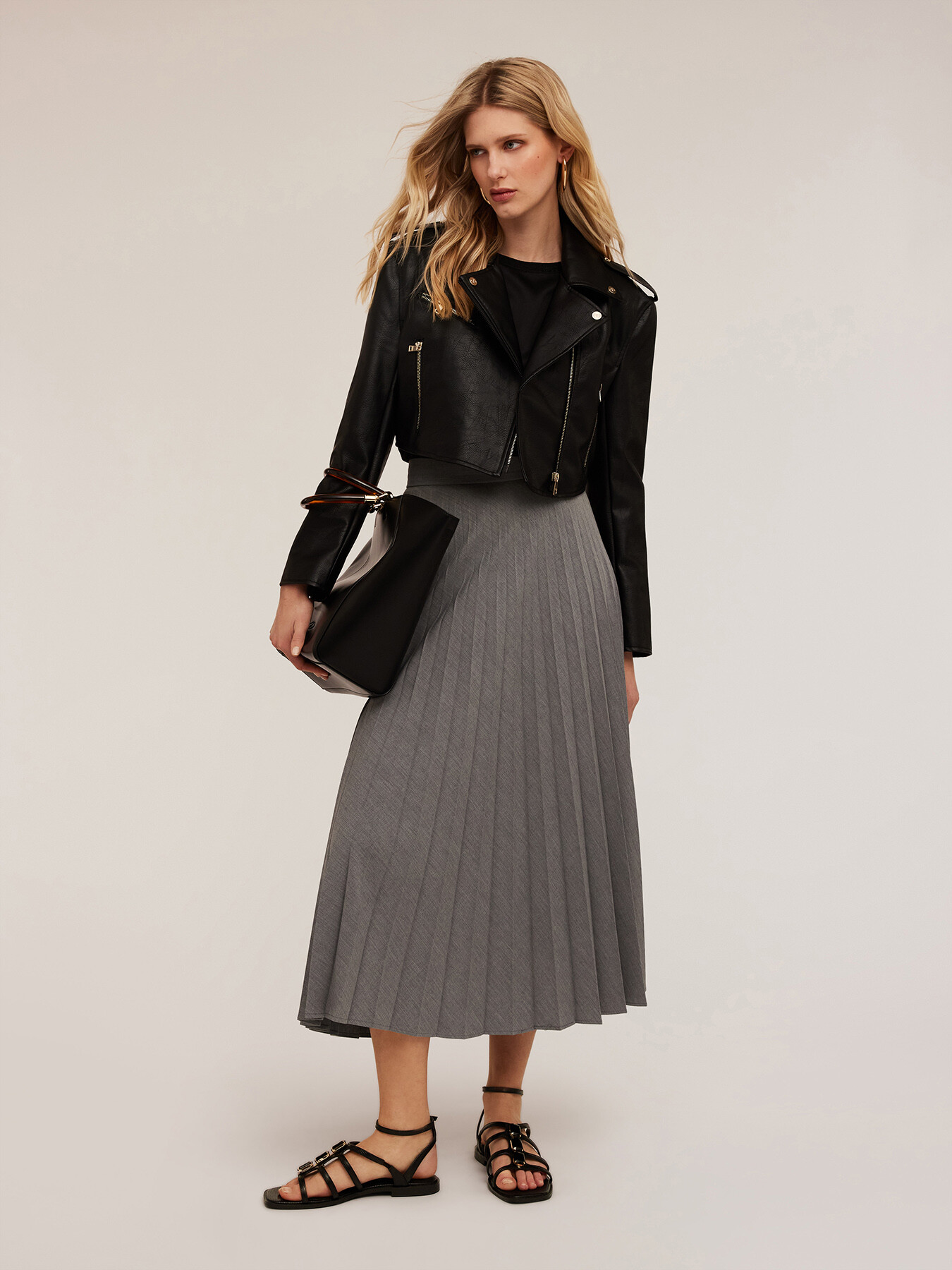 Kurze Bikerjacke im Stil der 80er Jahre image number 0