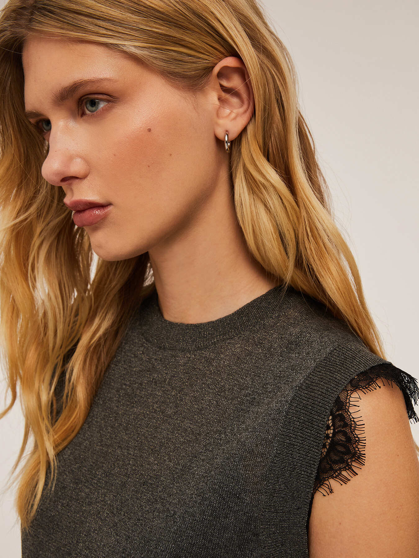 Knit dress with lace trims image number 3