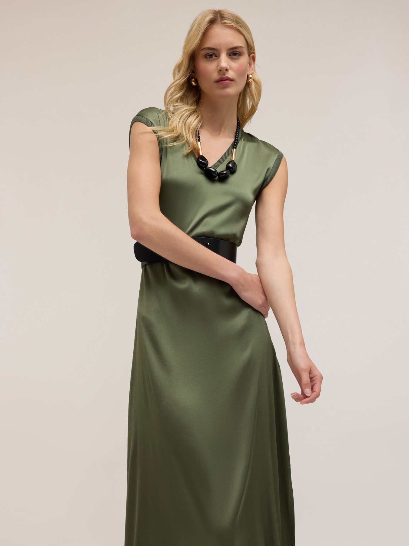 Vestido largo de sat&eacute;n image number 2