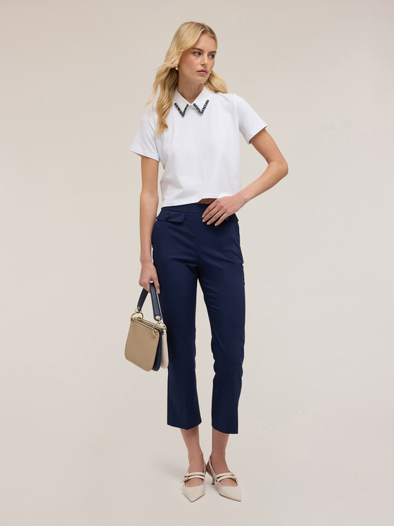 Camiseta con cuello bordado con piedras