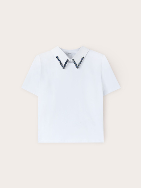 Camiseta con cuello bordado con piedras