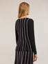Pullover mit ausgestelltem Schnitt und Streifenmuster image number 1