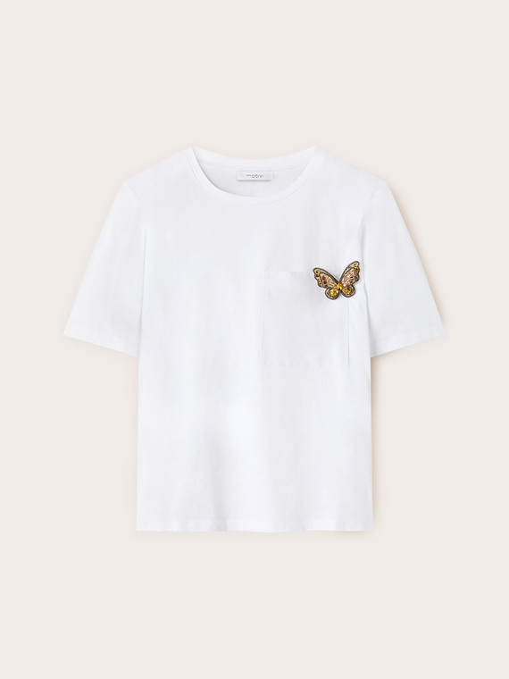 T-shirt avec une broche en forme de papillon
