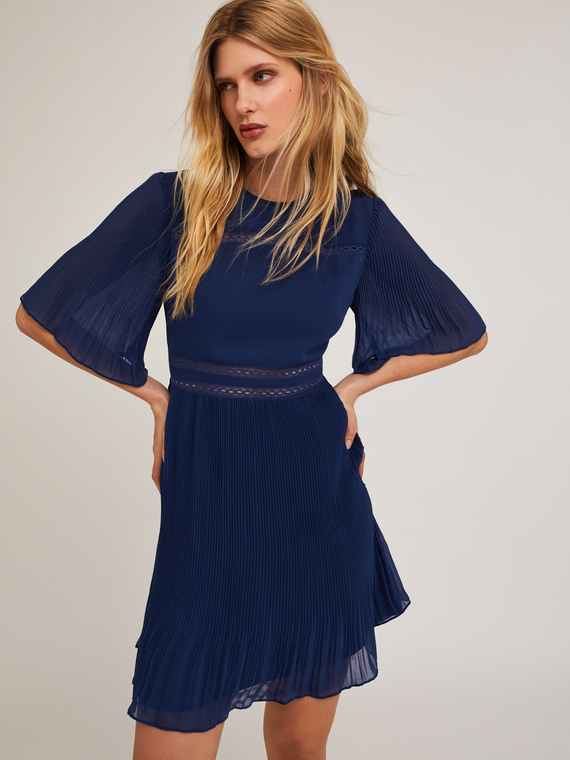 Vestito ricamato con dettagli pliss&eacute;