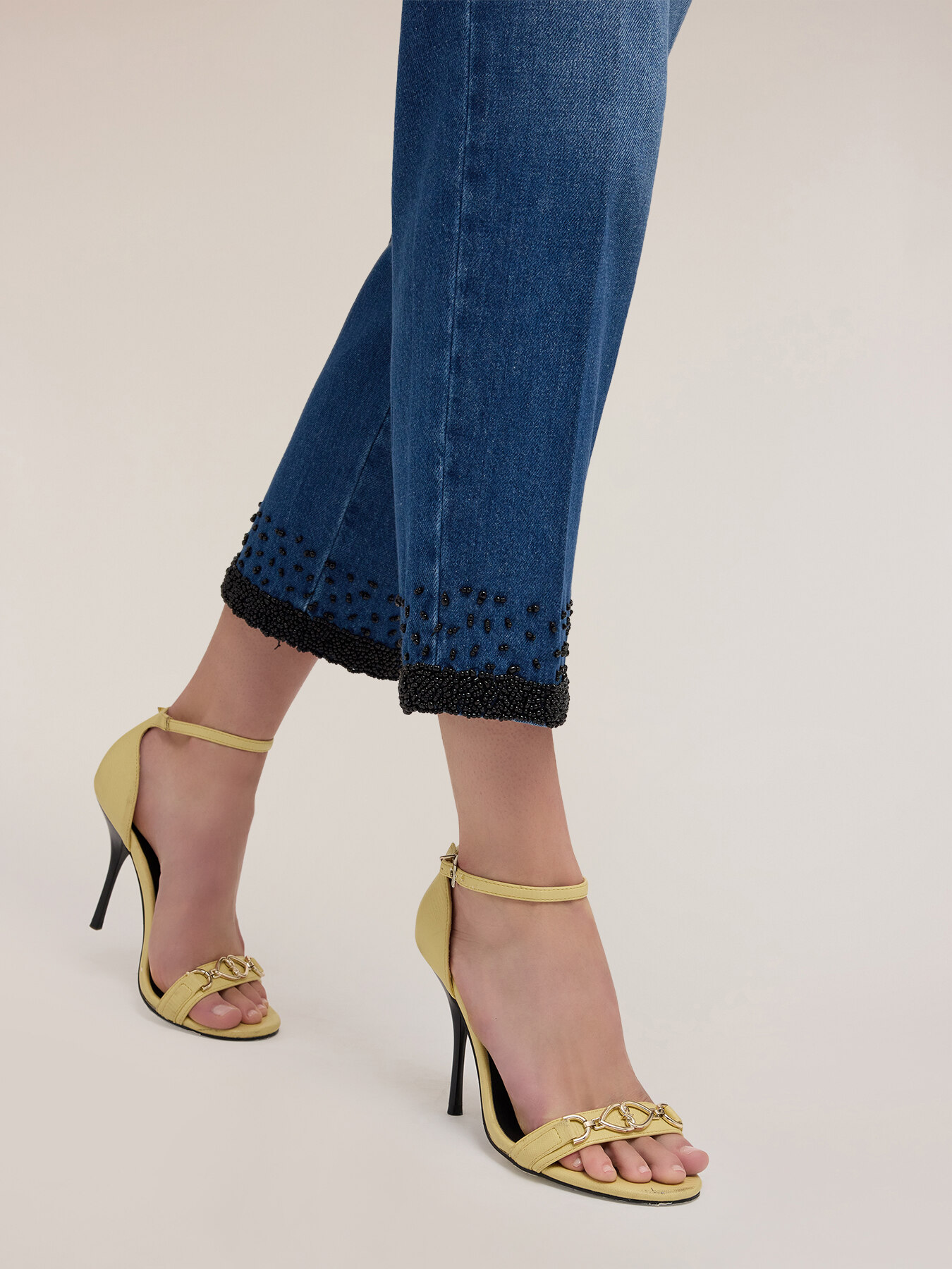 Vaqueros chinos con bordado de cuentas image number 3