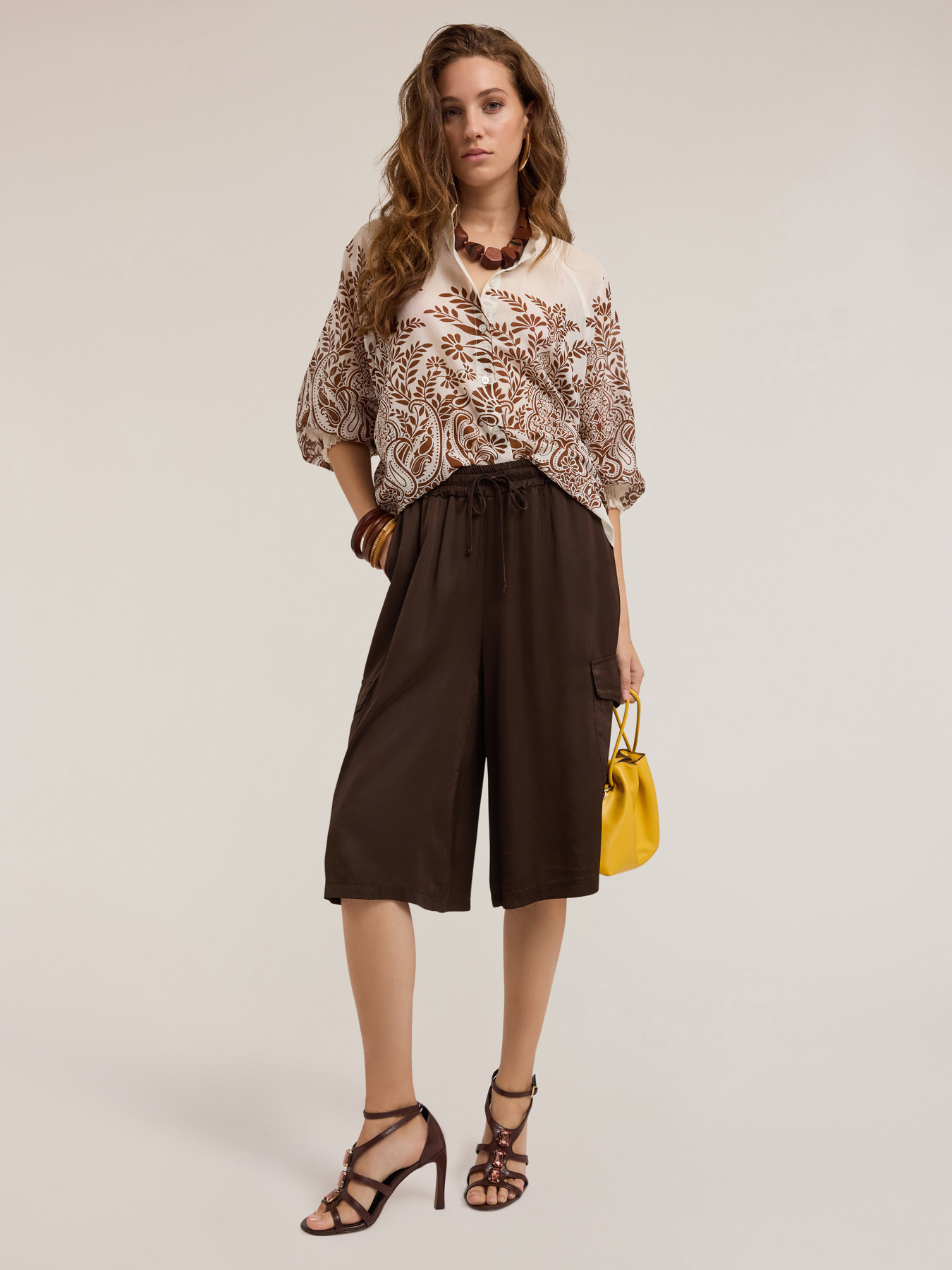 Bermudas con bolsillos cargo image number 0