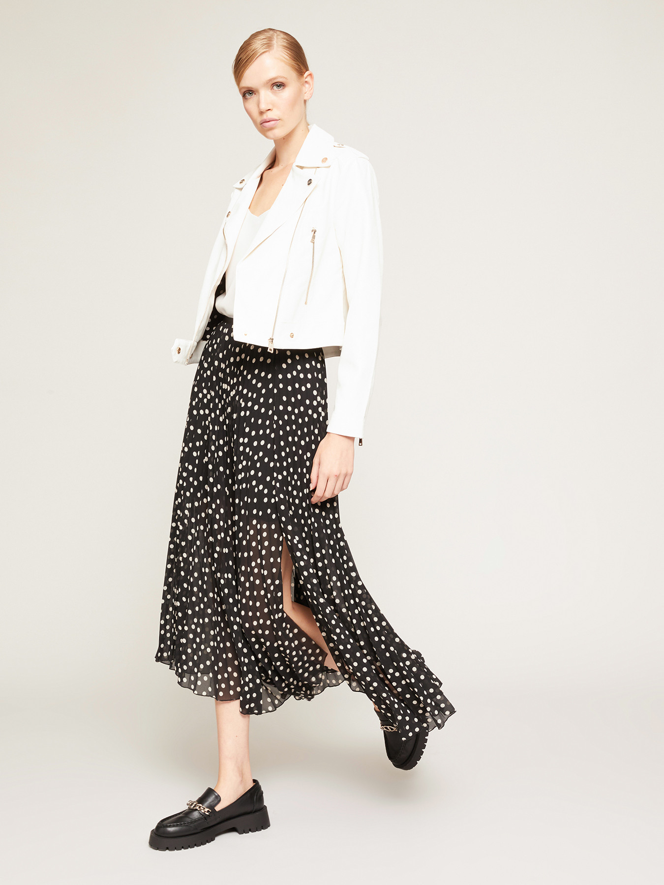 Pleated skirt with polka dot pattern image number 2