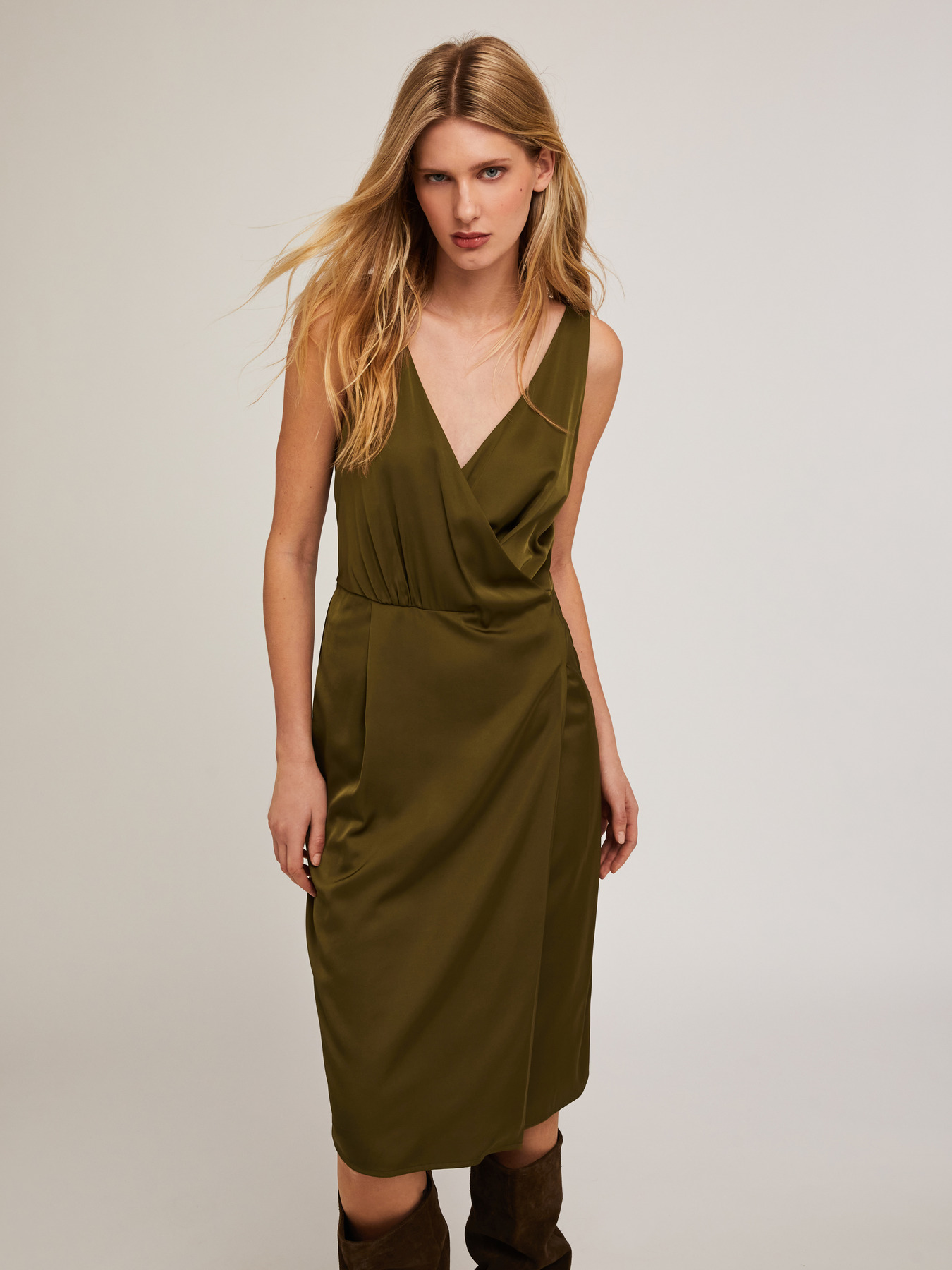 Short satin dress with crossover neckline image number 2