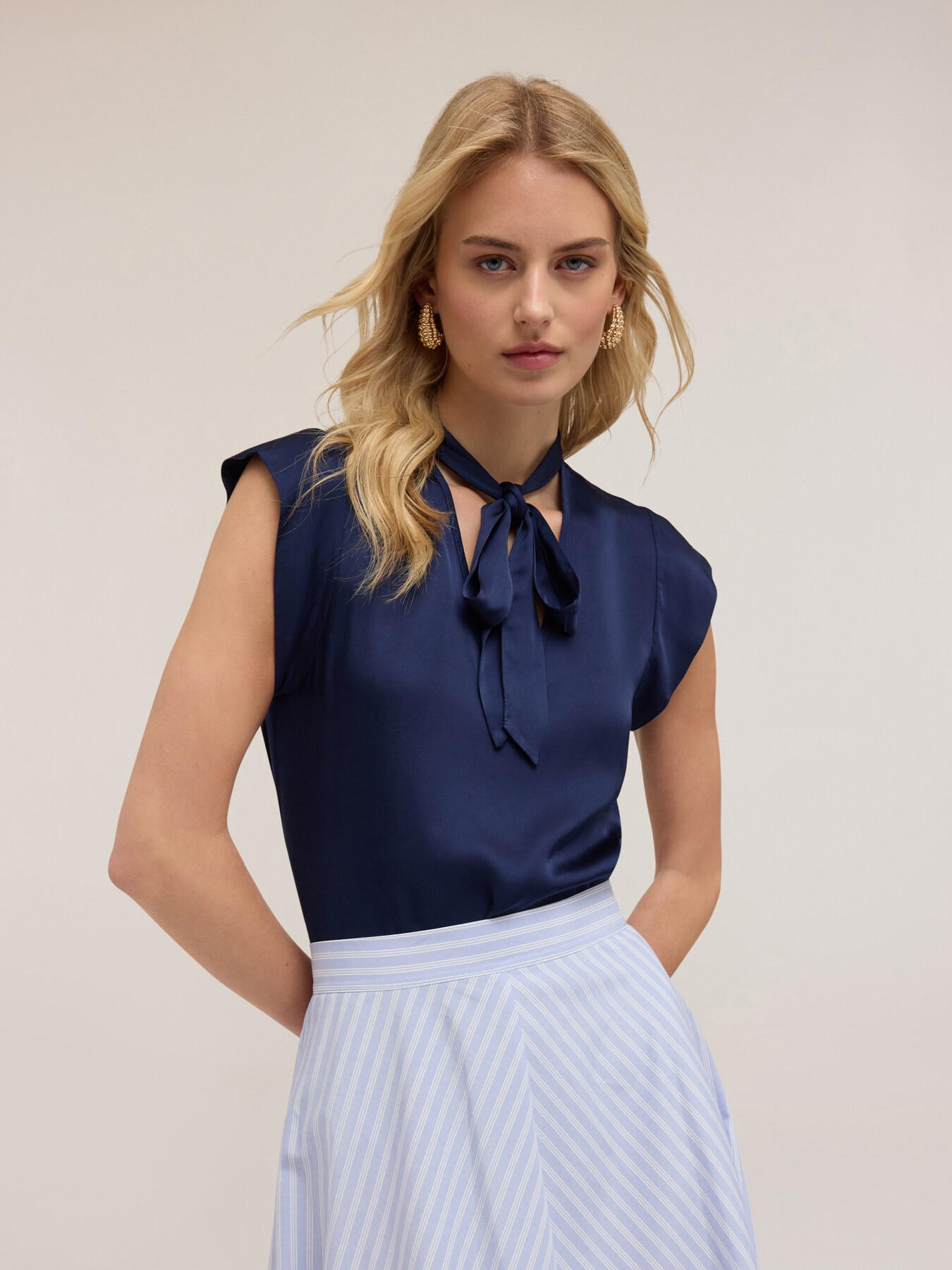 Blusa de sat&eacute;n con lazo image number 0