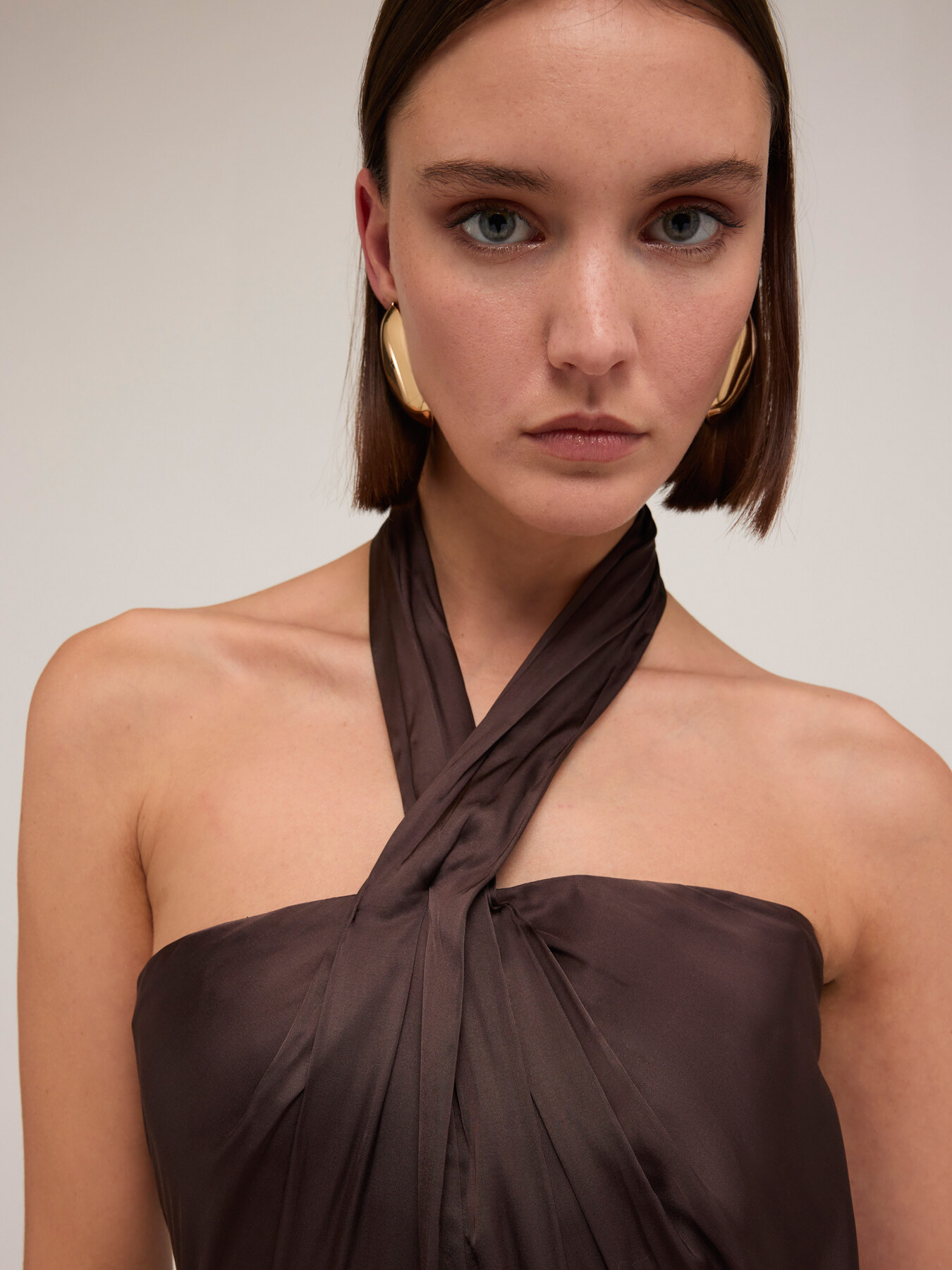 Robe &agrave; encolure am&eacute;ricaine en satin brillant image number 3