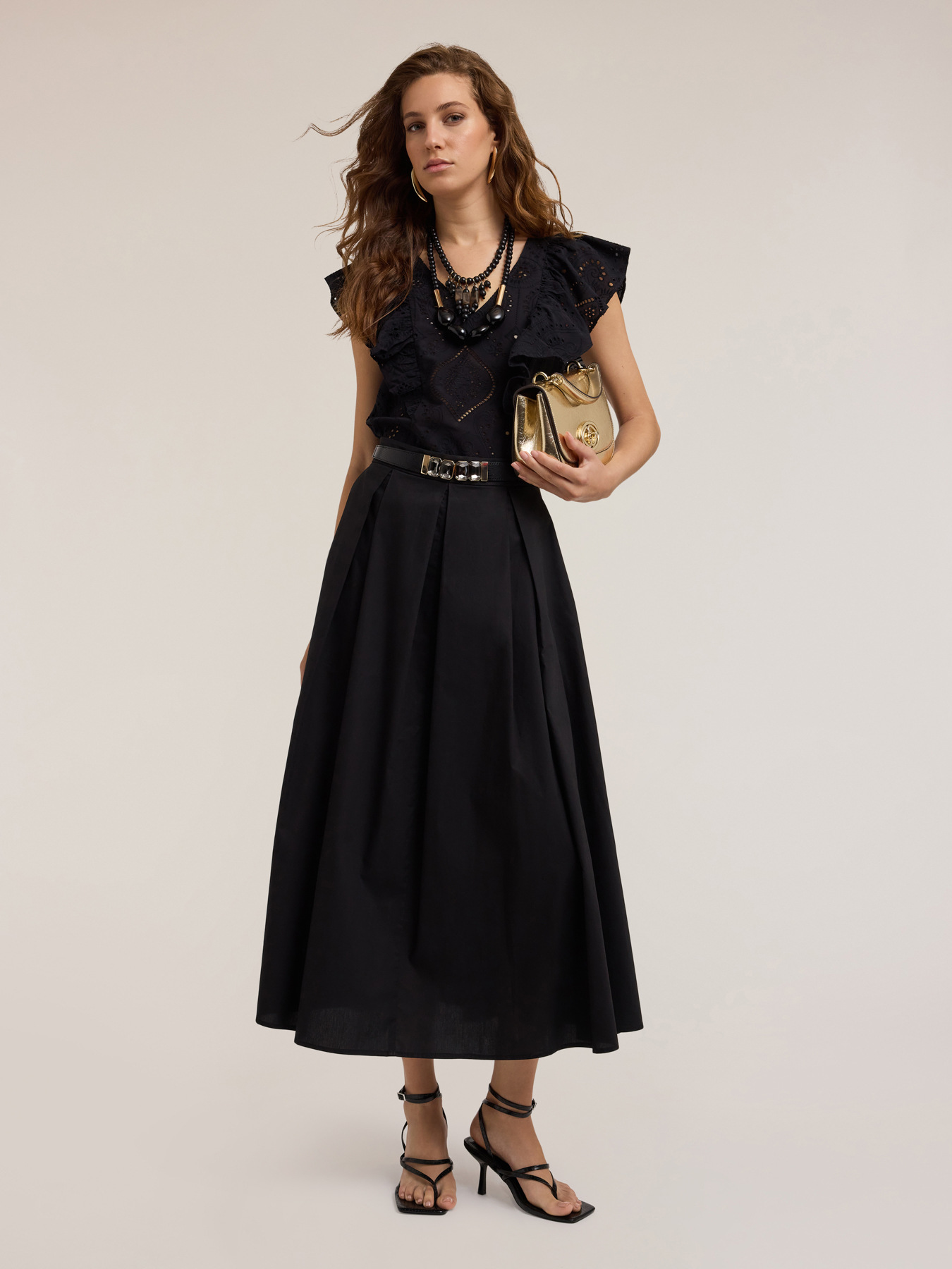 Blusa de encaje ingl&eacute;s con volante image number 2