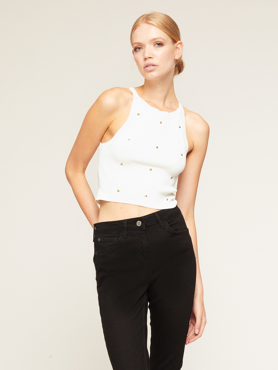 Kurzes Strick-Top mit Nieten