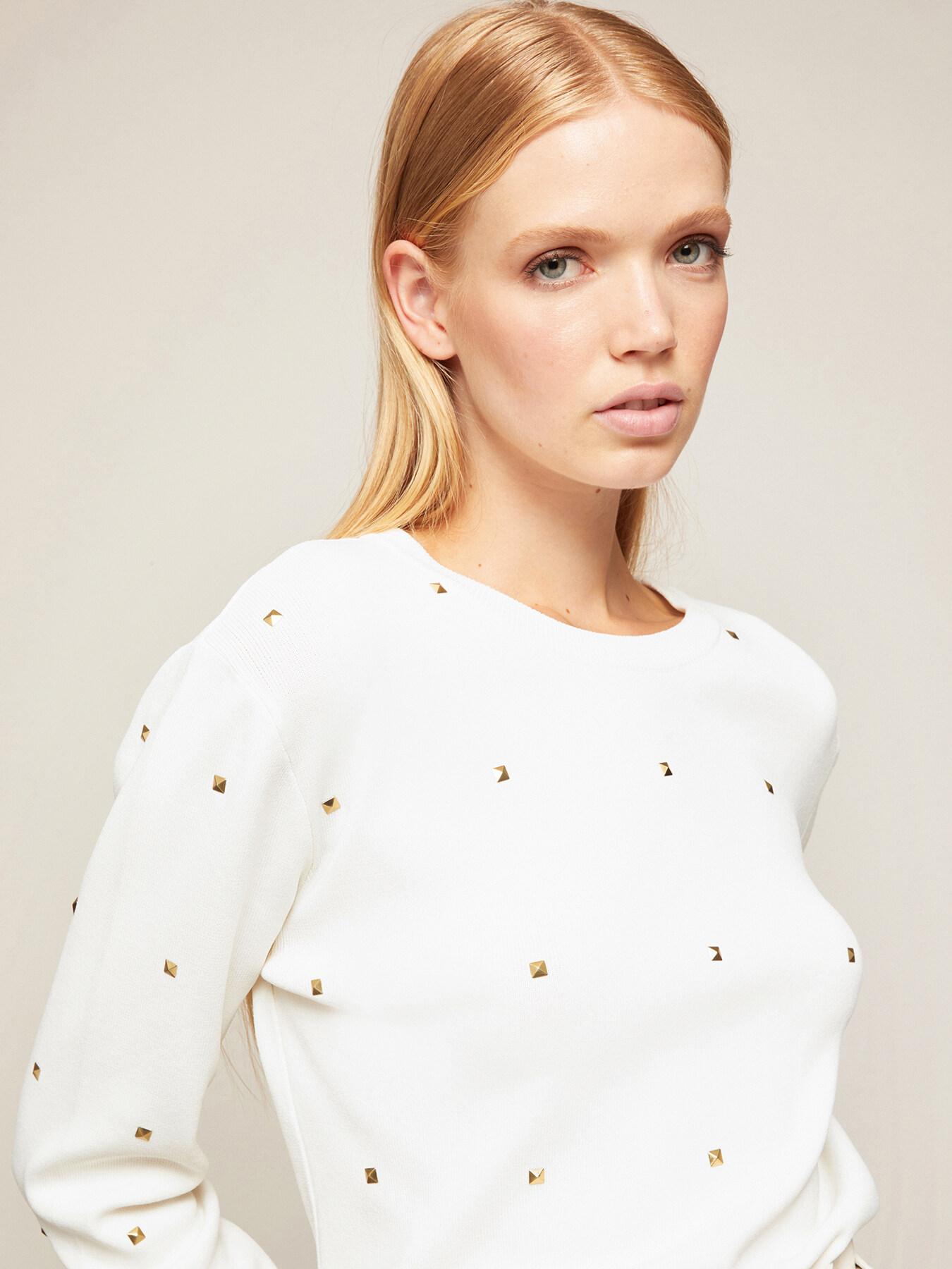 Pullover mit rundem Ausschnitt und Nieten image number 2