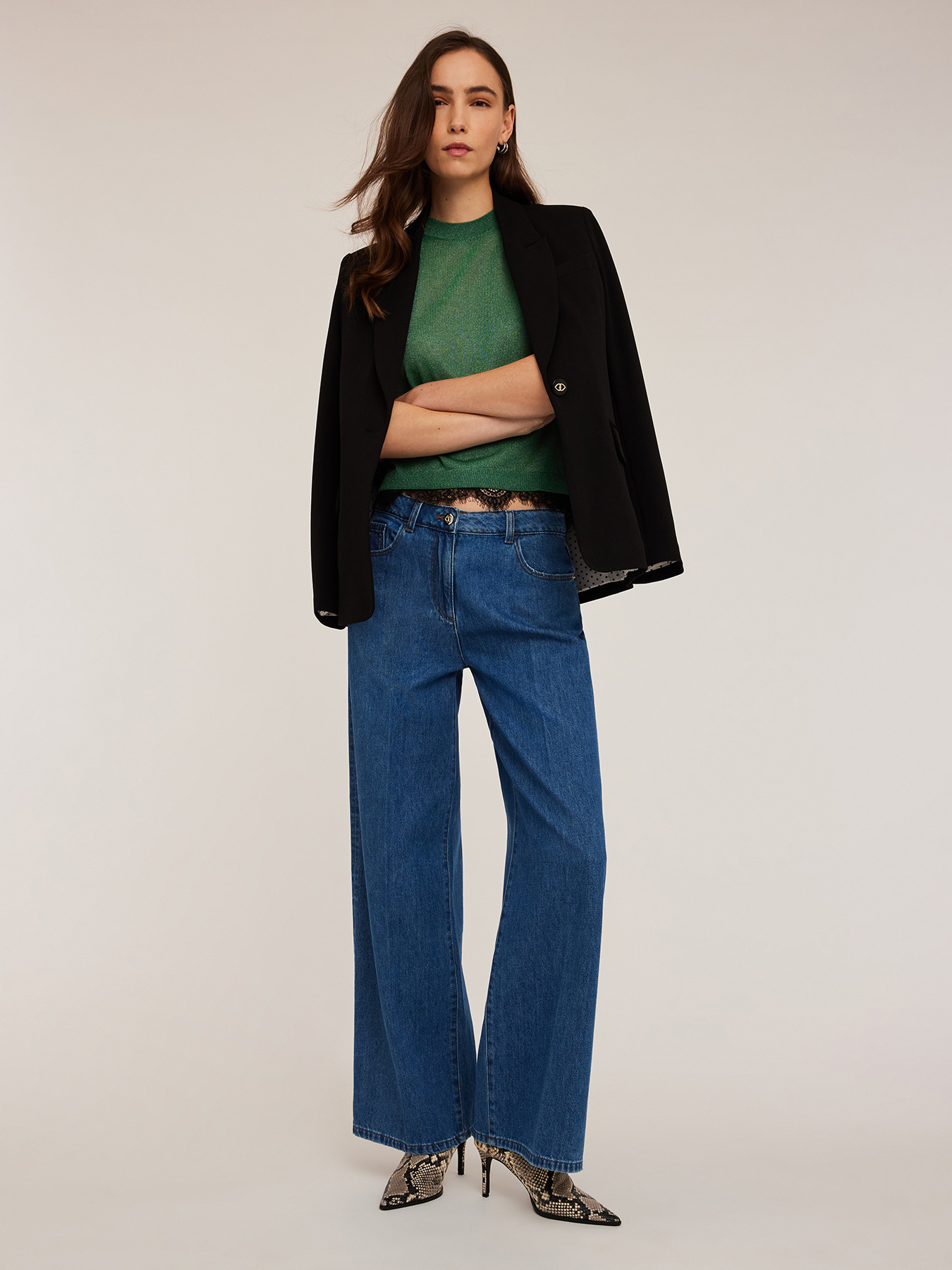 Top de punto con borde de encaje image number 3