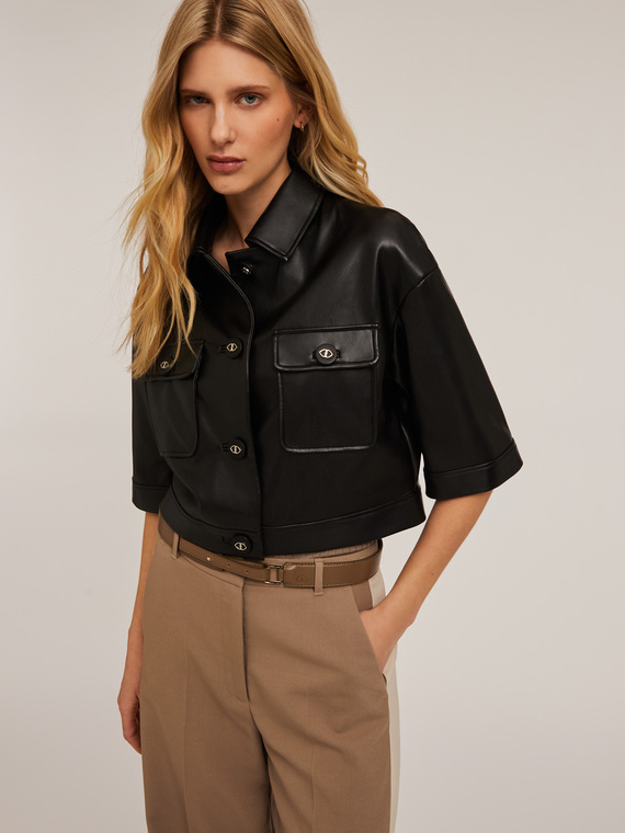 Giacca cropped con colletto in tessuto spalmato