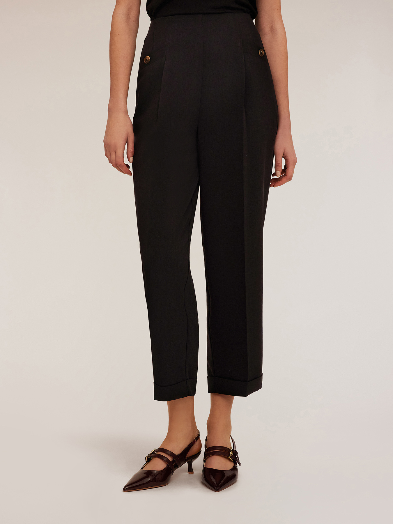 Pantal&oacute;n corte zanahoria con vuelta image number 2