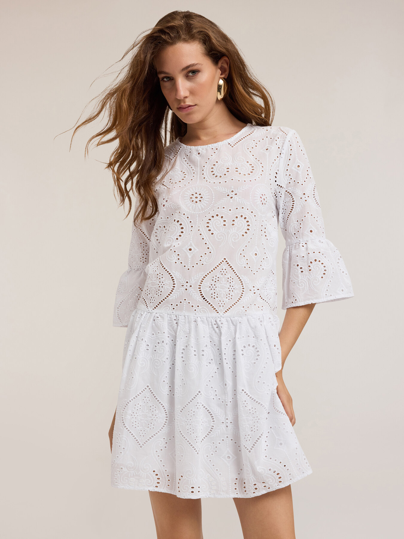 Mini-Kleid mit Lochstickerei-Volants image number 2