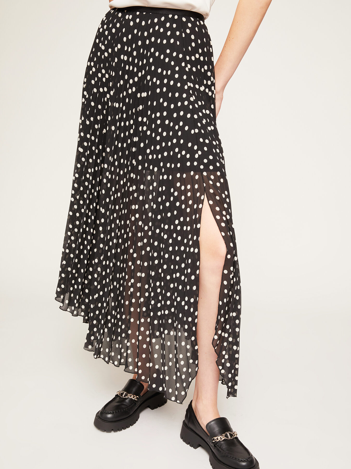 Pleated skirt with polka dot pattern image number 3