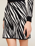Falda corta de tejido de punto jacquard con estampado de cebra image number 2