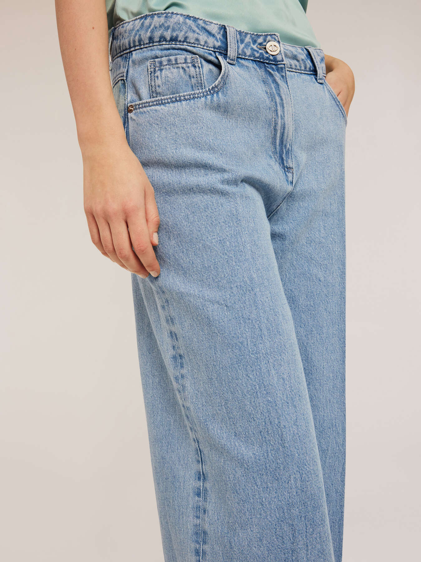 Jean jambe large bleu clair image number 3