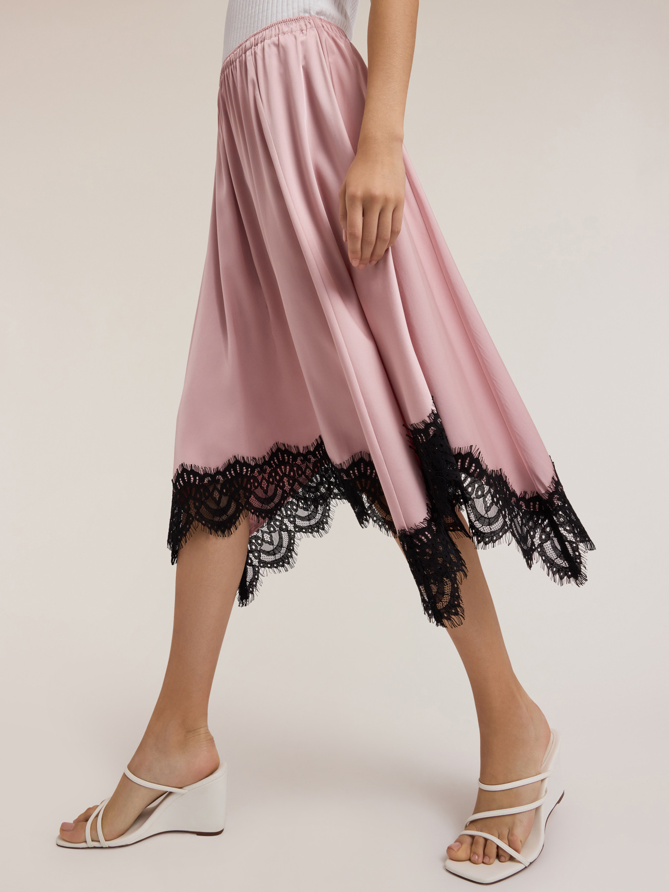 Falda de raso con borde de encaje image number 3