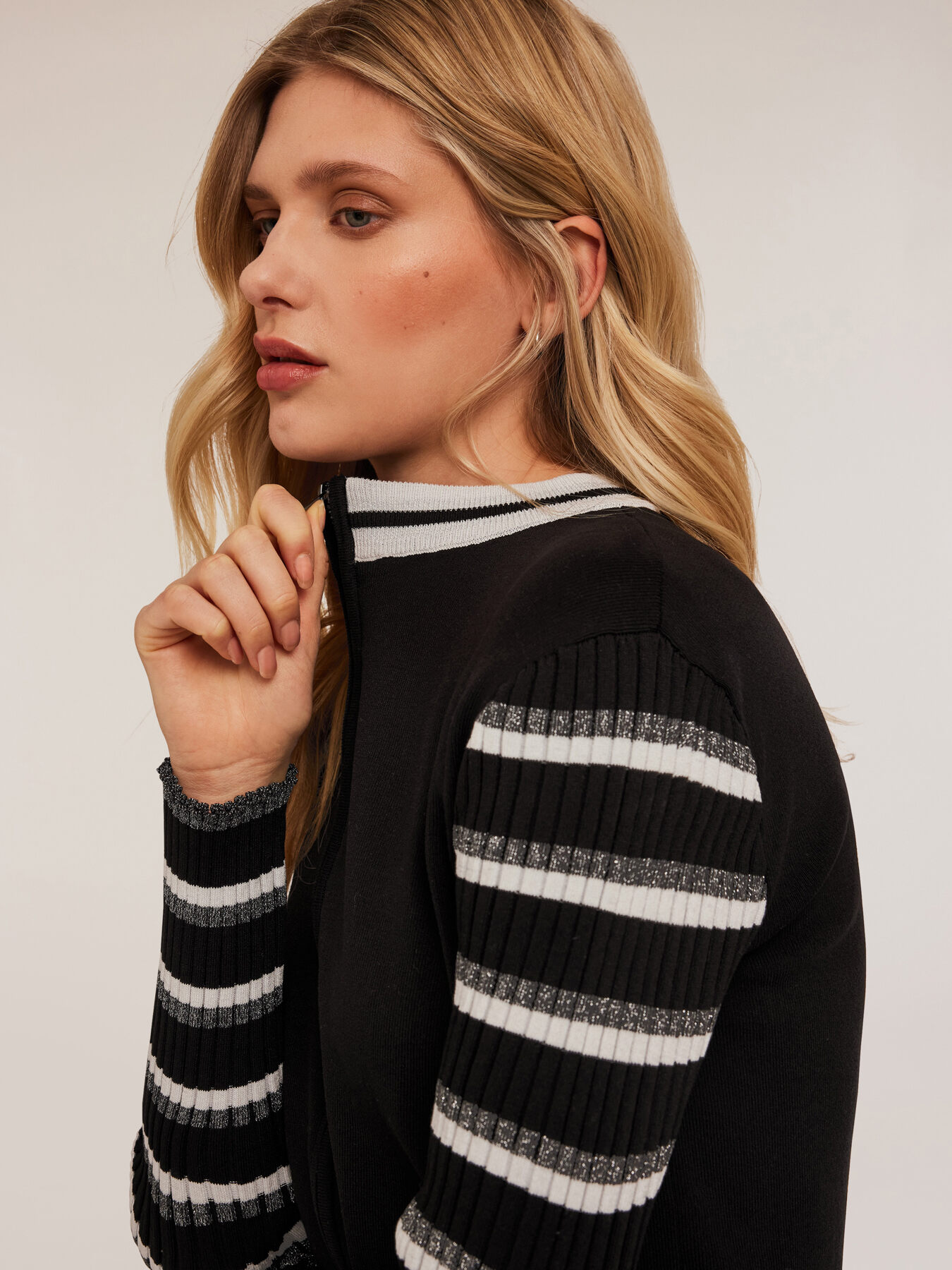 Cardigan in maglia a righe con zip image number 3
