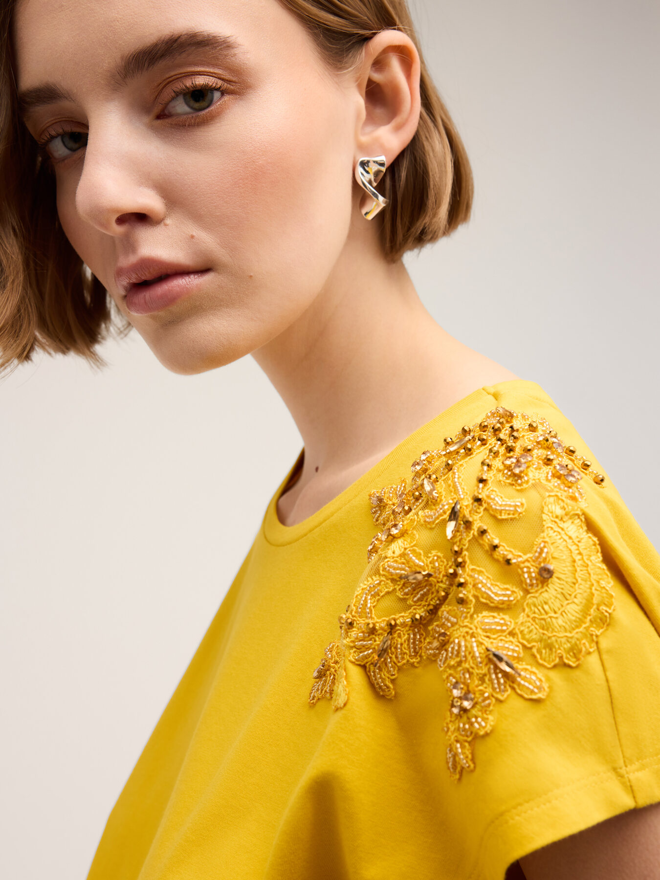 Camiseta con parche bordado image number 2