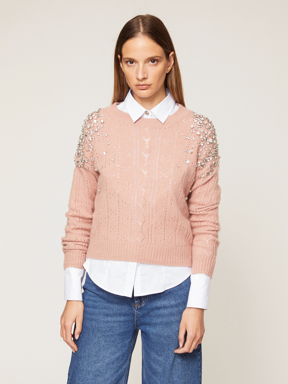 Angorapullover mit Steinen