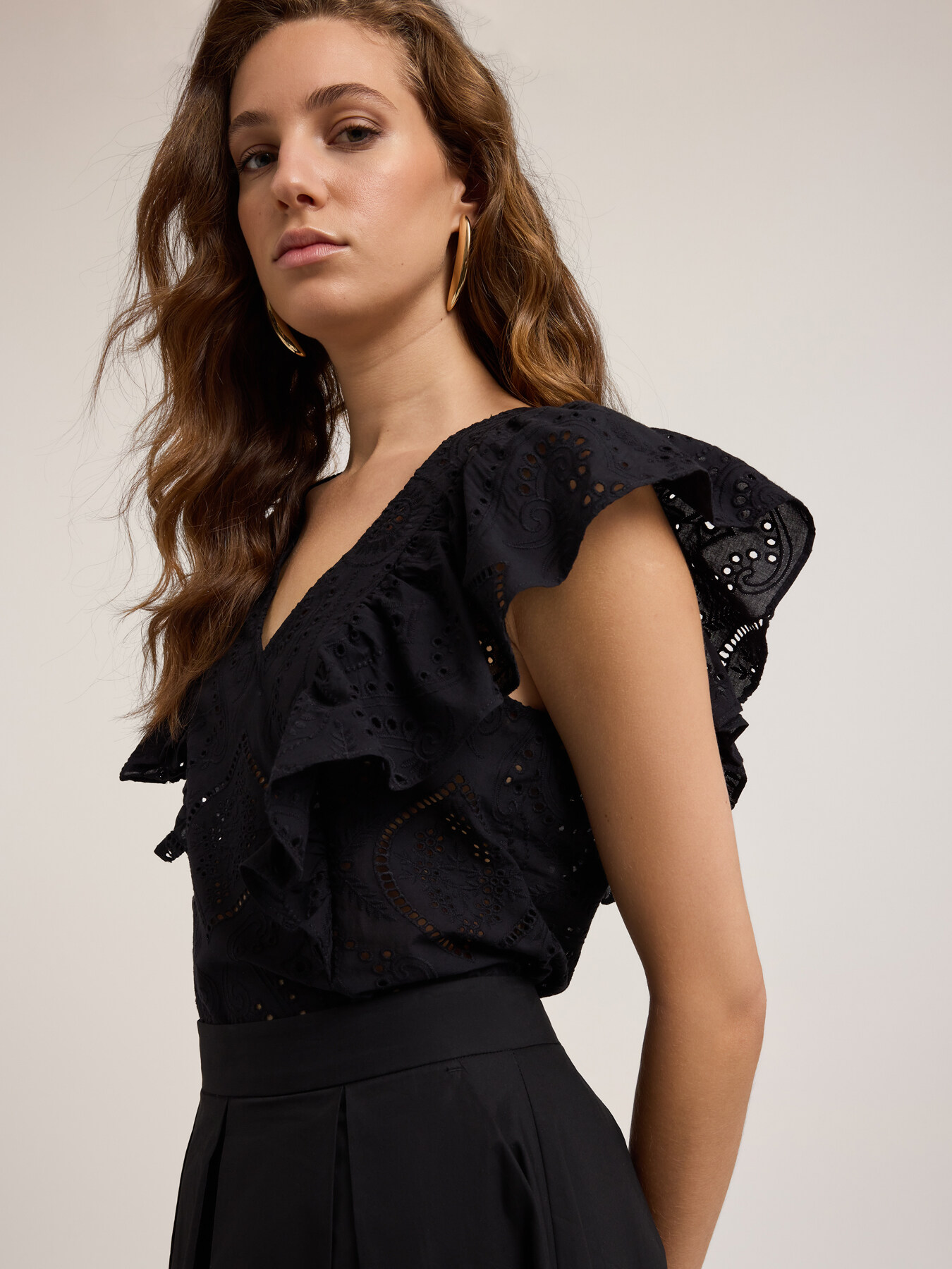 Blusa de encaje ingl&eacute;s con volante image number 3